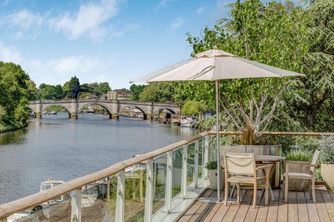 3 bedroom flat for sale, Petersham Road, Richmond, TW10