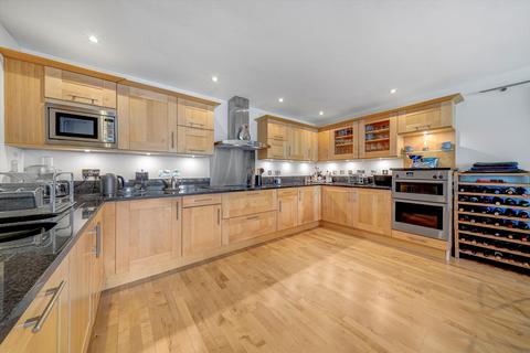 3 bedroom flat for sale, Petersham Road, Richmond, TW10