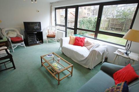 3 bedroom flat to rent, Queens Drive, Manor House