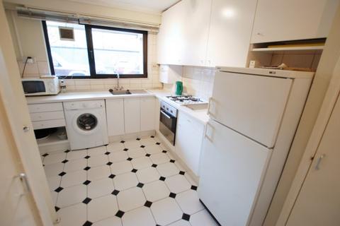 3 bedroom flat to rent, Queens Drive, Manor House