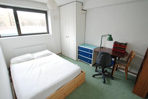 3 bedroom flat to rent, Queens Drive, Manor House