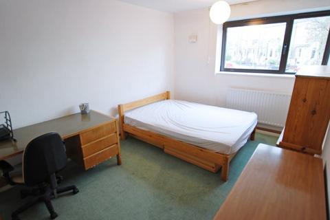 3 bedroom flat to rent, Queens Drive, Manor House
