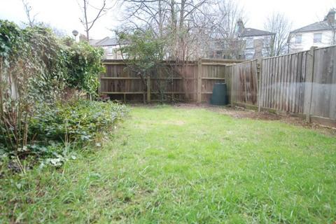 3 bedroom flat to rent, Queens Drive, Manor House