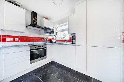 2 bedroom flat to rent, 11 Trees Court, St. Peters Crescent, Selsey, Chichester, PO20