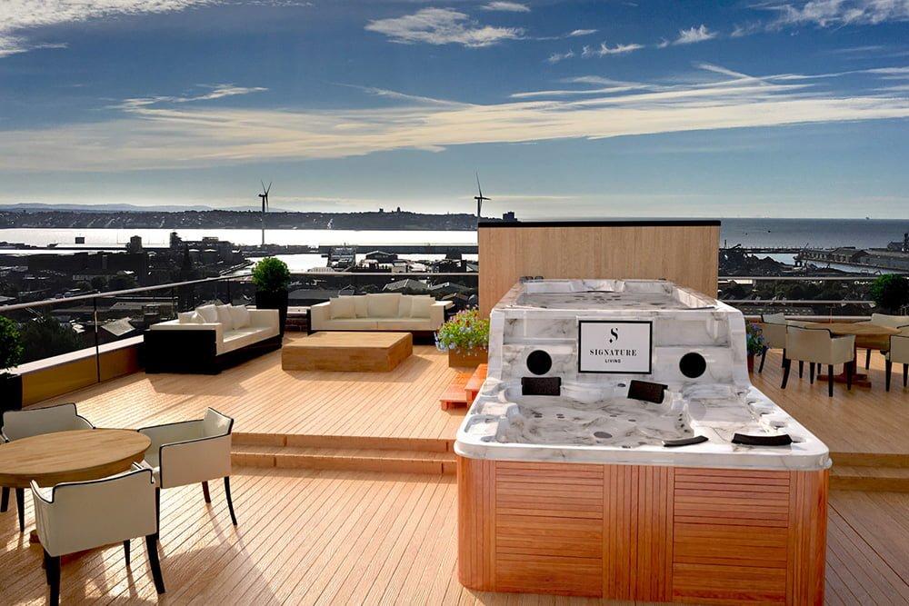 Roof Top Pool &amp; Lounge with amazing views