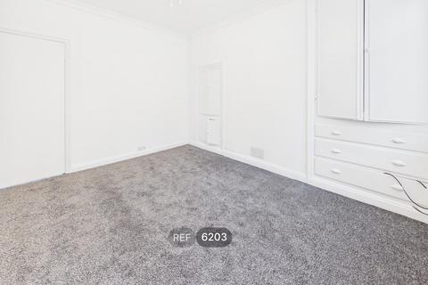 3 bedroom property to rent, Charles Street, Castleford, WF10 4DZ
