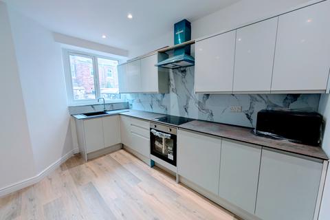 4 bedroom terraced house to rent, Beveridge Street, Manchester, M14