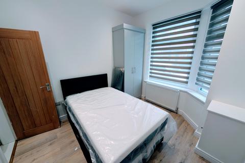 4 bedroom terraced house to rent, Beveridge Street, Manchester, M14
