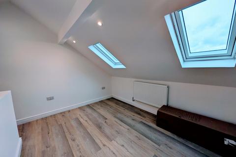4 bedroom terraced house to rent, Beveridge Street, Manchester, M14