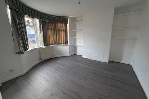 3 bedroom semi-detached house to rent, Somerset Avenue, Luton, LU2