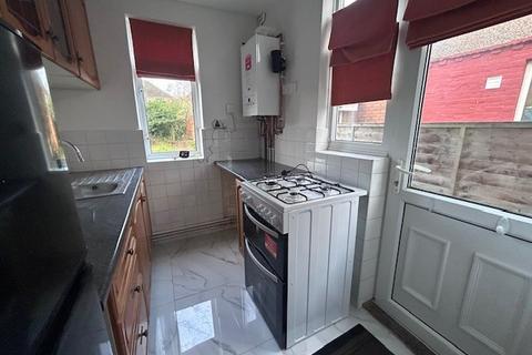 3 bedroom semi-detached house to rent, Somerset Avenue, Luton, LU2