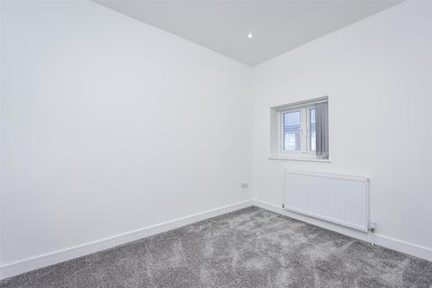 2 bedroom flat to rent, High Street, Watford