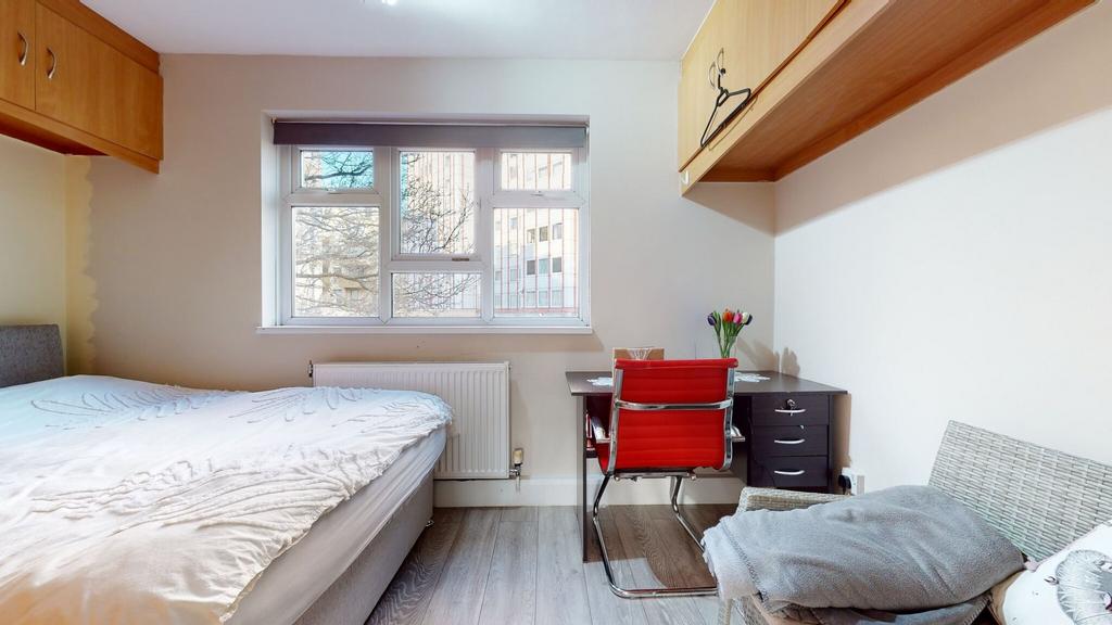 Bright, neatly presented double bedroom with a ...