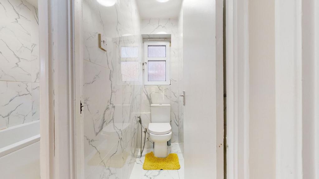 Bright, modern bathroom with marble-effect tile...