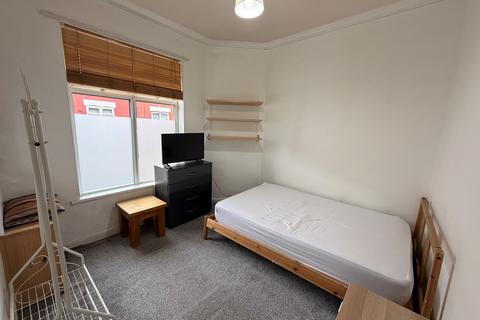 4 bedroom house to rent, Kathleen Grove, Manchester, M14