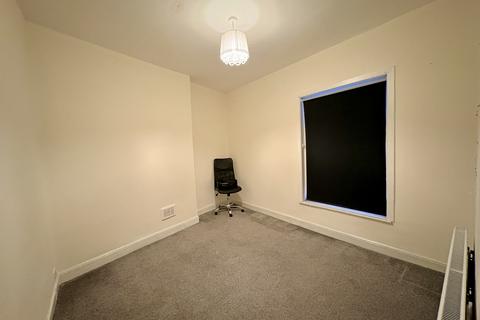 3 bedroom terraced house to rent, Cecil Grove, Manchester, M18