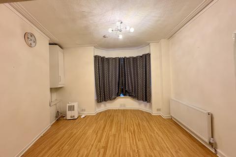 3 bedroom terraced house to rent, Cecil Grove, Manchester, M18