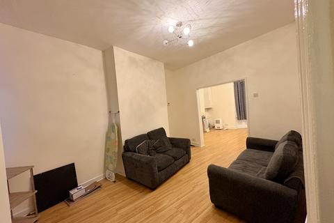 3 bedroom terraced house to rent, Cecil Grove, Manchester, M18
