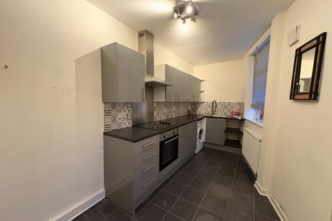 3 bedroom terraced house to rent, Cecil Grove, Manchester, M18