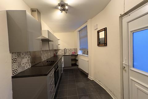 3 bedroom terraced house to rent, Cecil Grove, Manchester, M18