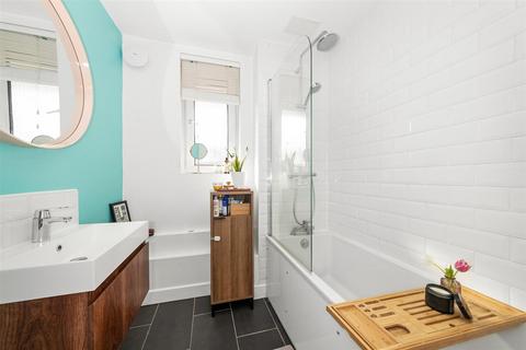 2 bedroom flat for sale, Elmworth Grove, London SE21