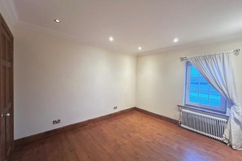 2 bedroom house to rent, Wennington Road, Rainham, RM13