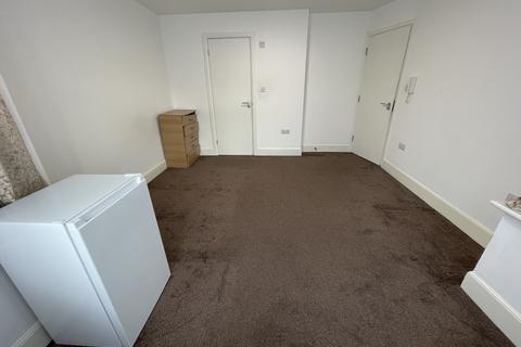 1 bedroom bedsit to rent, Princes Avenue, London NW9