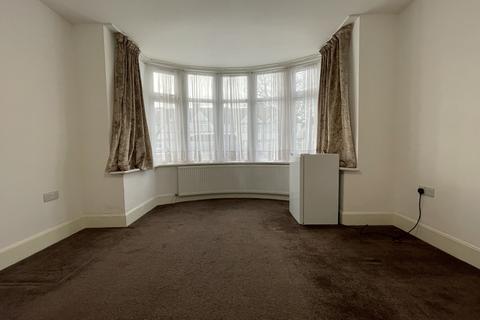 1 bedroom bedsit to rent, Princes Avenue, London NW9