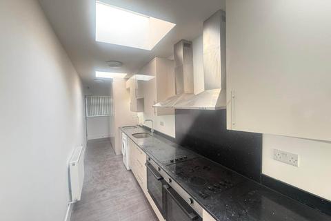 6 bedroom semi-detached house to rent, Pinglestone Close, West Drayton