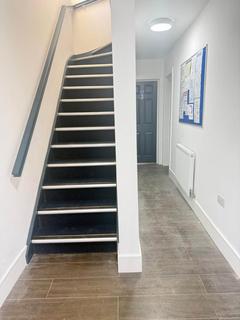 6 bedroom semi-detached house to rent, Pinglestone Close, West Drayton