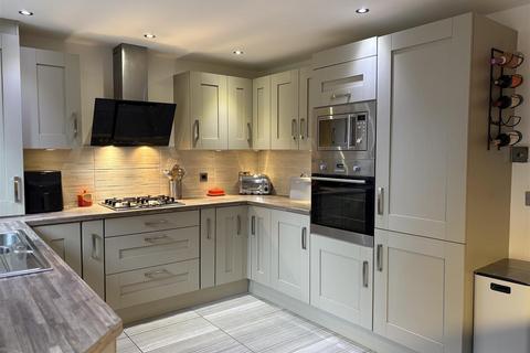 4 bedroom townhouse for sale, Kiln Avenue, Mirfield WF14