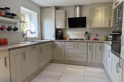 4 bedroom townhouse for sale, Kiln Avenue, Mirfield WF14