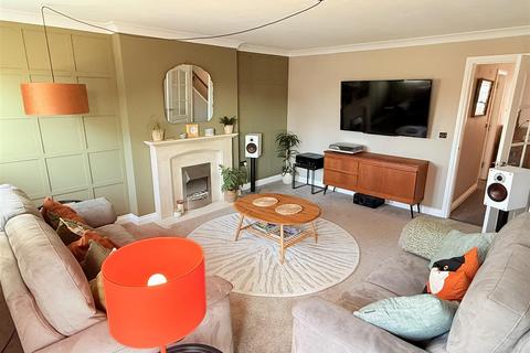 4 bedroom townhouse for sale, Kiln Avenue, Mirfield WF14