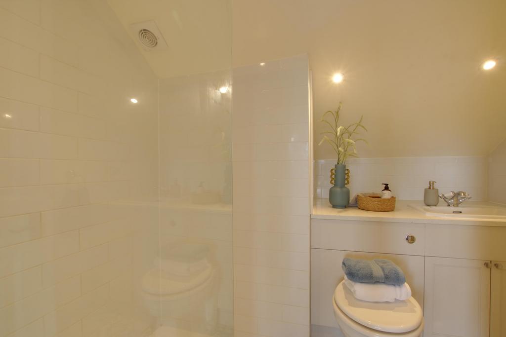 En suite to bedroom one