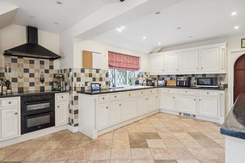 4 bedroom detached house to rent, Elm Close, Farnham Common SL2