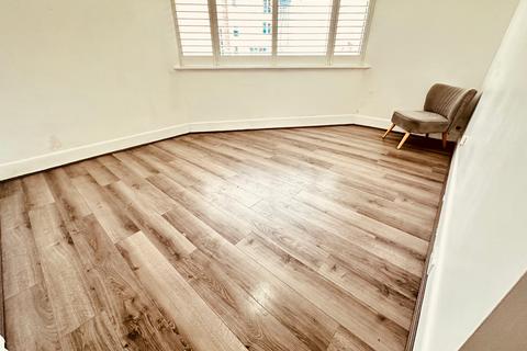 2 bedroom flat to rent, Seabourne Road, BOURNEMOUTH