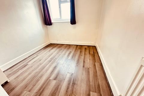 2 bedroom flat to rent, Seabourne Road, BOURNEMOUTH