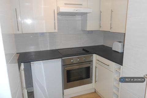 3 bedroom flat to rent, Granville Road, Manchester, M14