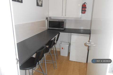 3 bedroom flat to rent, Granville Road, Manchester, M14