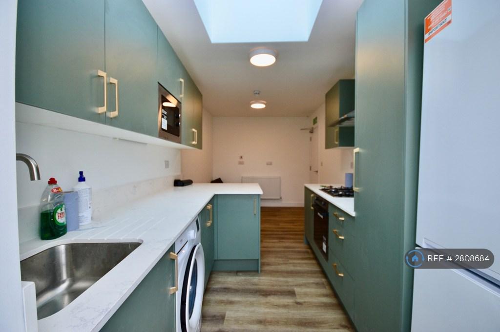 Fully Fitted Kitchen