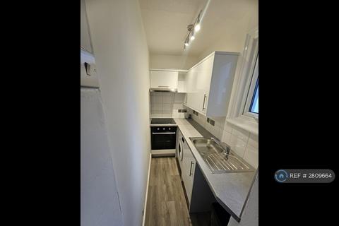 2 bedroom flat to rent, Leavesden Road, Watford, WD24