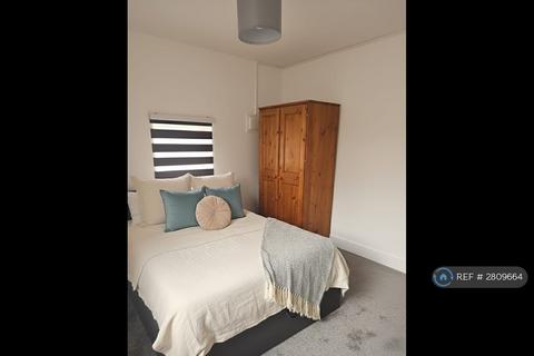 2 bedroom flat to rent, Leavesden Road, Watford, WD24