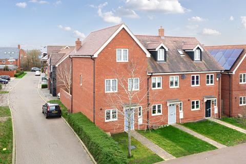 4 bedroom end of terrace house for sale, Collington Road, Buckinghamshire HP18