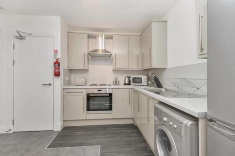 1 bedroom in a flat share to rent, 12 Dock Street Room 3