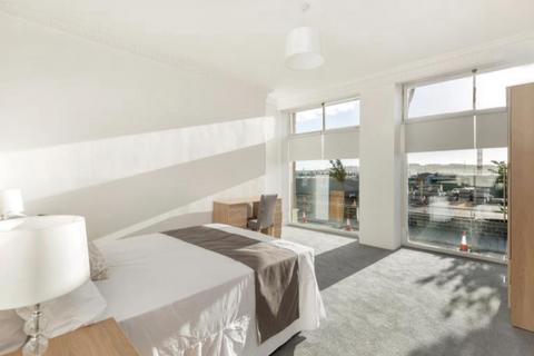 1 bedroom in a flat share to rent, 12 Dock Street Room 3