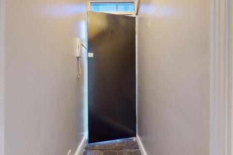 Studio to rent, Edgware Road, London W2