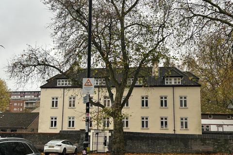 2 bedroom flat to rent, Champion Court, Bristol, BS2