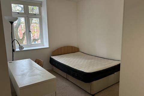 2 bedroom flat to rent, Champion Court, Bristol, BS2