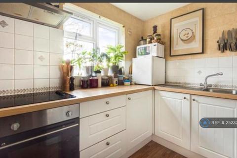 1 bedroom flat to rent, Oak Apple Court, London, SE12