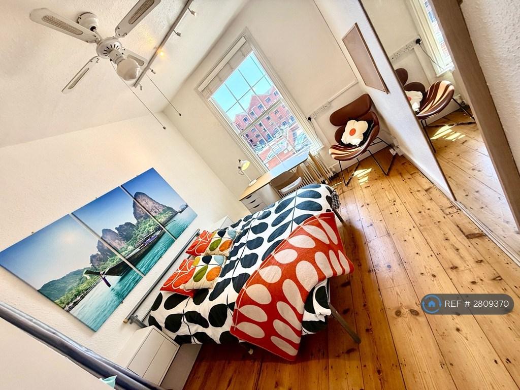Room 3 Spacious, Sth Facing Room, Great Storage